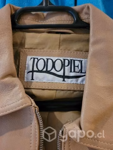 Chaqueta de cuero bordada."Todo piel "