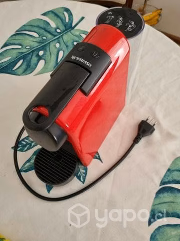 Cafetera nespresso essenza mini red