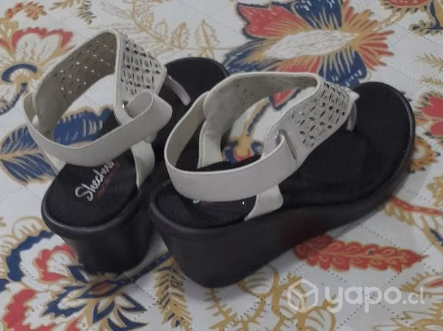 Sandalias blancas Skechers dama casuales de dedo