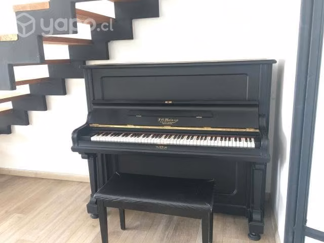 Piano vertical negro