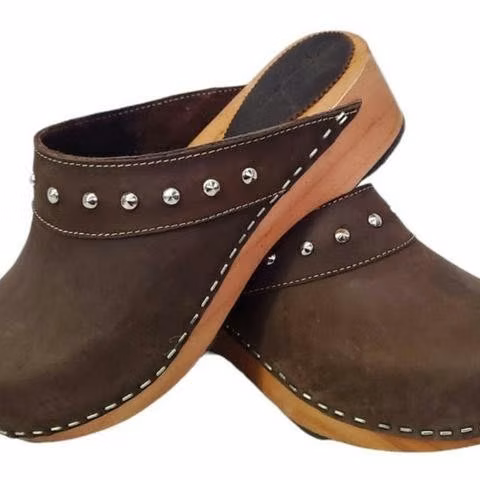 Zuecos de cuero y madera