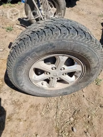 Llanta con neumático mitsubishi L200 año 2016