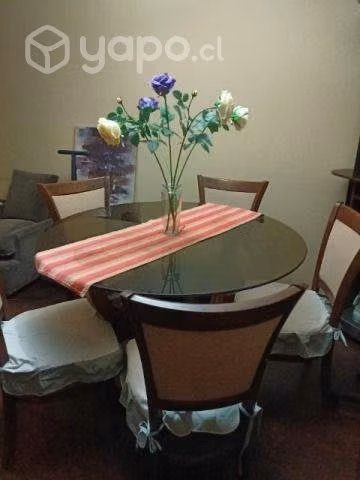 Mesa con cubierta de vidrio más 5 sillas