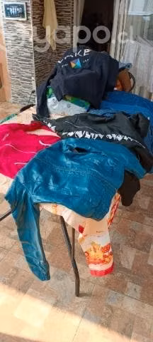 Ropa, zapatos y peluches.