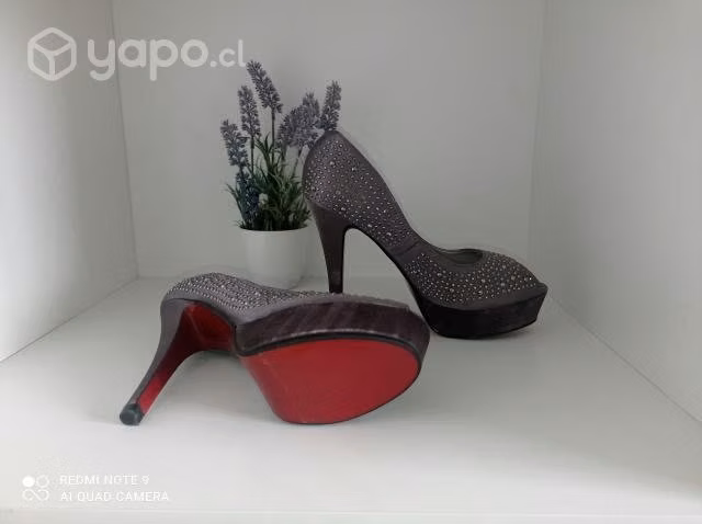 Zapatos de fiesta nuevos
