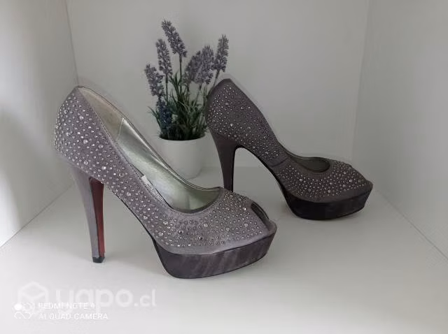 Zapatos de fiesta nuevos