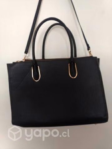 Cartera negra de mano y colgante