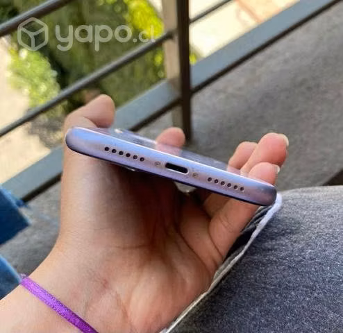 IPhone 11 color morado 64gb batería al 83%