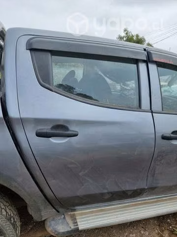 Puerta derecha trasera mitsubishi L