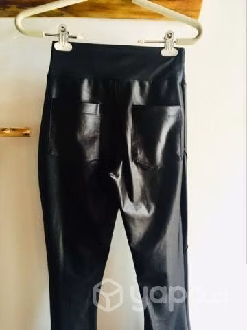 Jeans cuerina negro