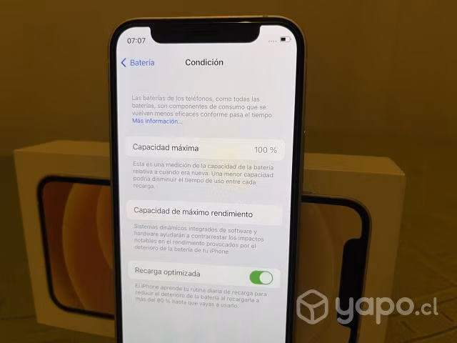 IPhone 12 mini blanco con batería al 100%