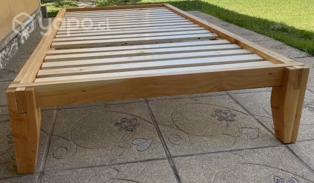 Base de cama de 1.5 plaza, en pino oregón