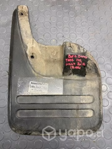 Bota barro trasero izquierdo Toyota Hilux 2012