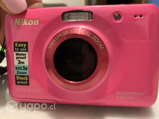 Cámara Nikon rosada a prueba de agua