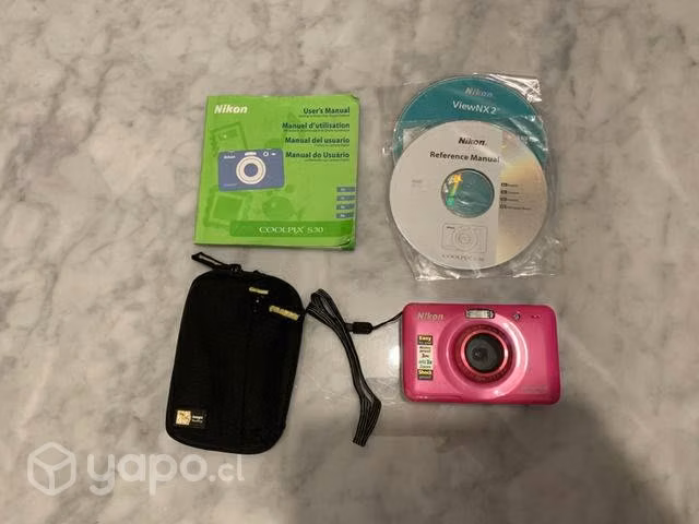 Cámara Nikon rosada a prueba de agua