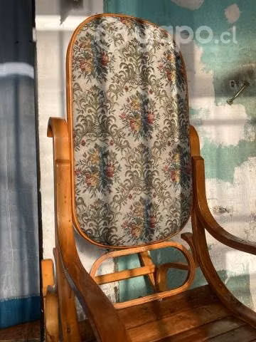 Mecedora antigua tapizada