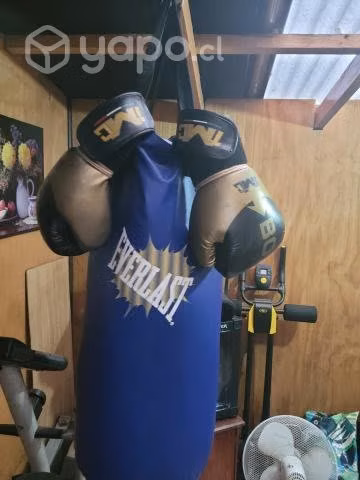 saco de box con guantes
