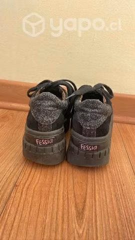 Zapatillas fessia gamuza negra