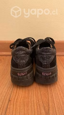 Zapatillas fessia gamuza negra