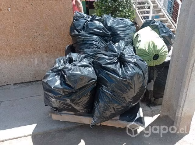 Lote de ropa y zapatos mixto.