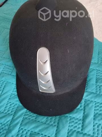 Casco, poleras. Chaqueta, pantalones de equitación