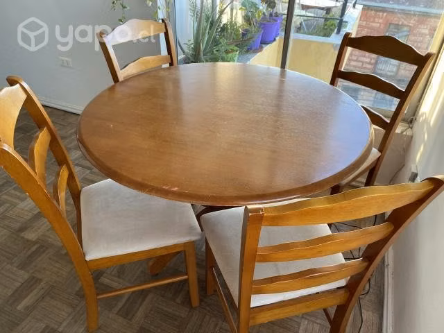 Juego de comedor con 4 sillas.