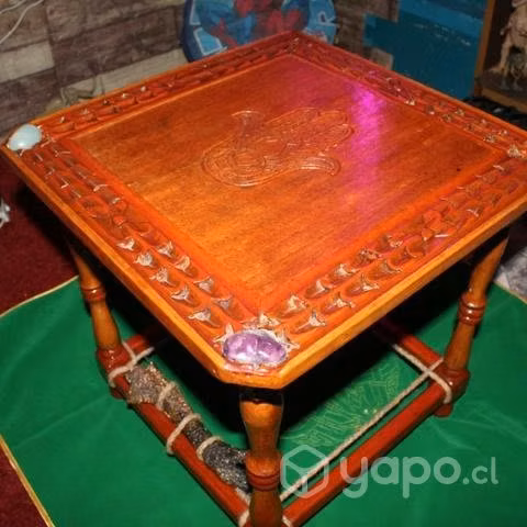 Mesita rústica, altar con símbolo tallado!