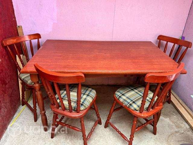 Mesa con sillas - Imagen 3