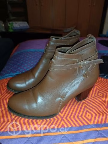 Zapatos con taco café