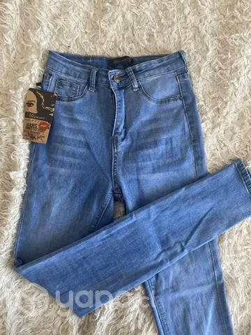 Jeans push up tiro alto