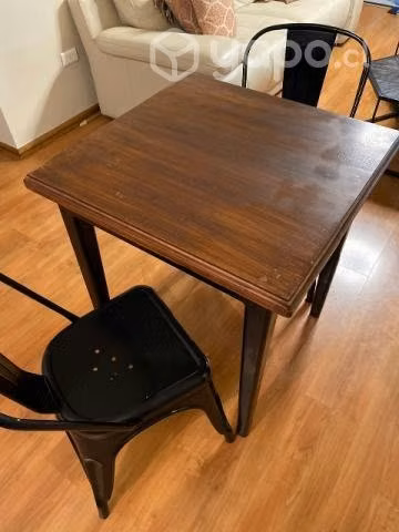 Mesa de madera con sillas de metal