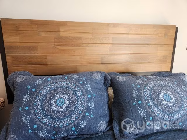 Cama Queen con veladores y colchón