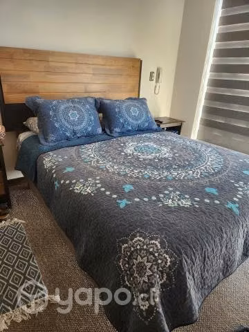 Cama Queen con veladores y colchón