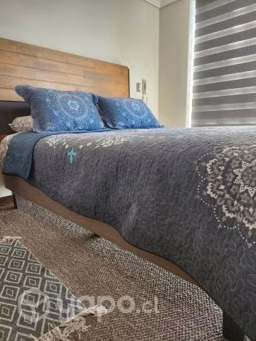 Cama Queen con veladores y colchón