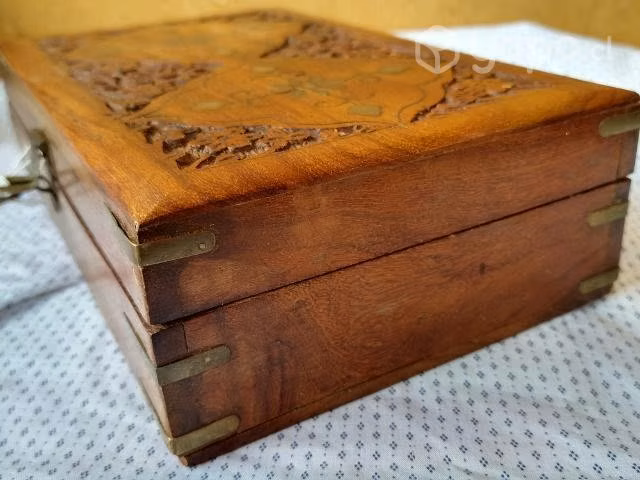 Antigua cajita de finas madera con diseño y bronce