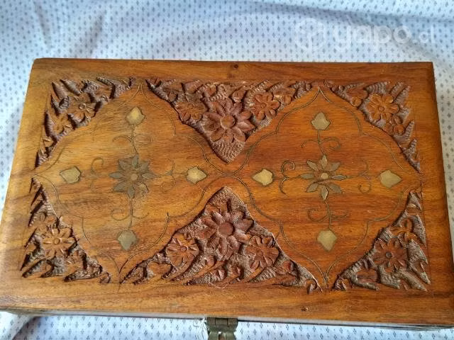 Antigua cajita de finas madera con diseño y bronce - Imagen 3