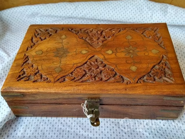 Antigua cajita de finas madera con diseño y bronce - Imagen 2