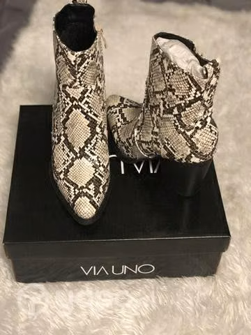 Hermosos botines marca vía uno , nuevos