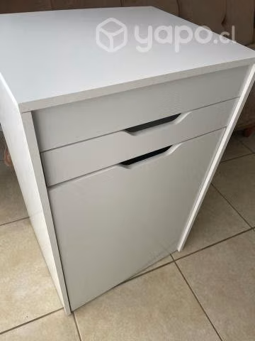 Tocador blanco con espejo y asiento