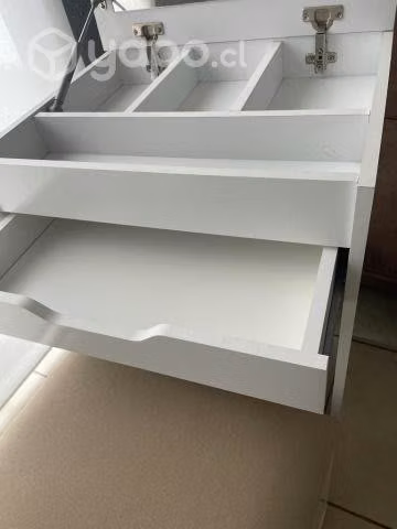 Tocador blanco con espejo y asiento