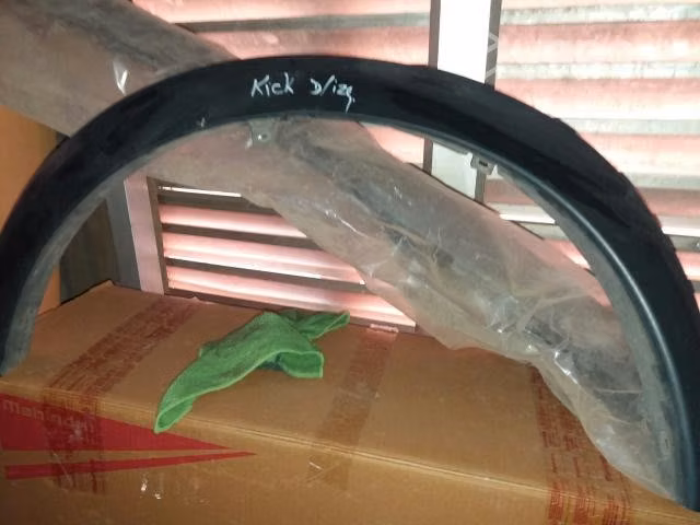Moldura tapabarro izq. Nissan kicks