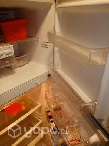 refrigerador y parlante