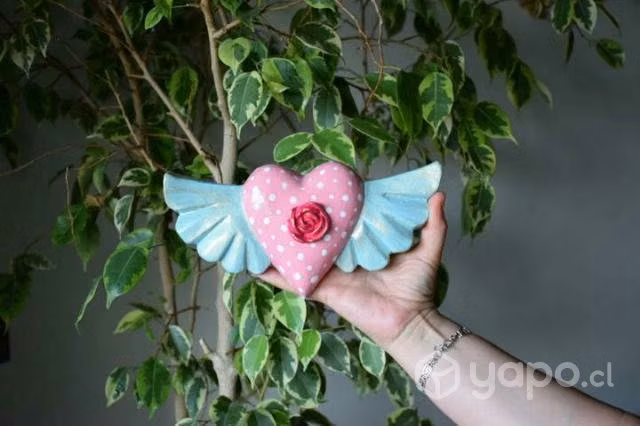 Corazon alado mexicano de yeso pintado