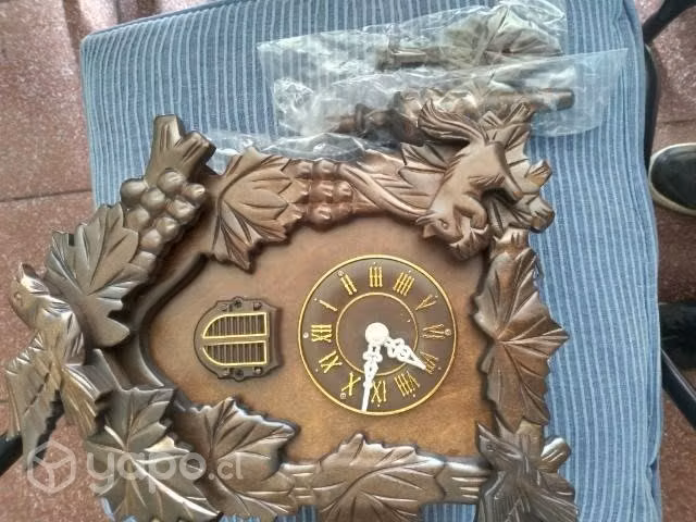 Reloj cucu tallado