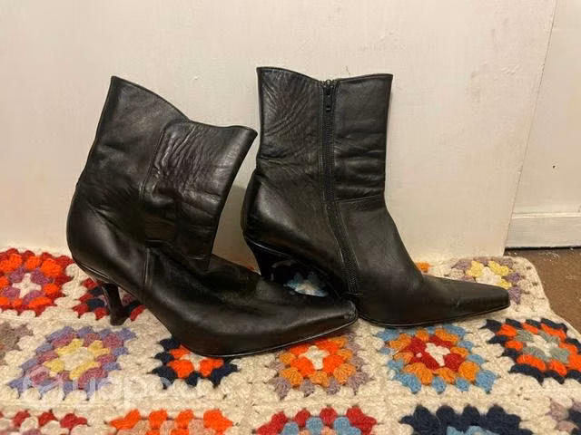 Botines cuero negro