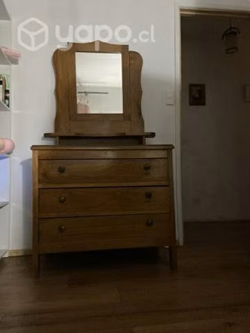 Cómoda con espejo antiguo