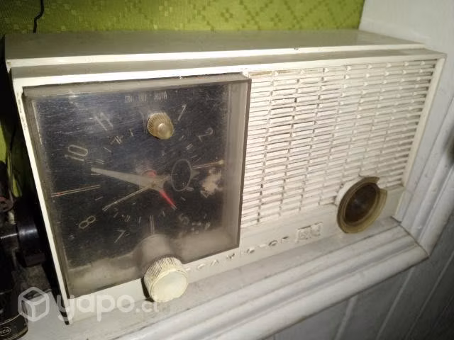 Radio americana antigua con reloj a tubos,adorno