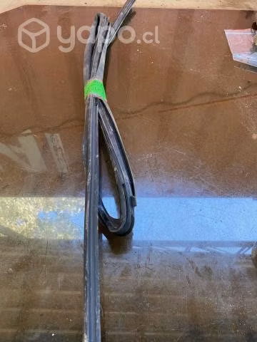 Goma vidrio puerta trasera izquierda L200 2018