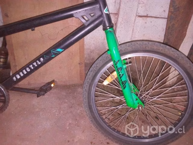 BMX más 2 conos incluidos y pedales de aluminio