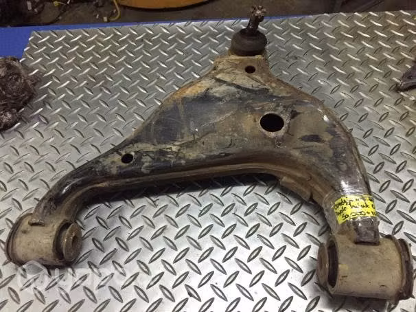 Bandeja delantera inferior izquierda Toyota Hilux